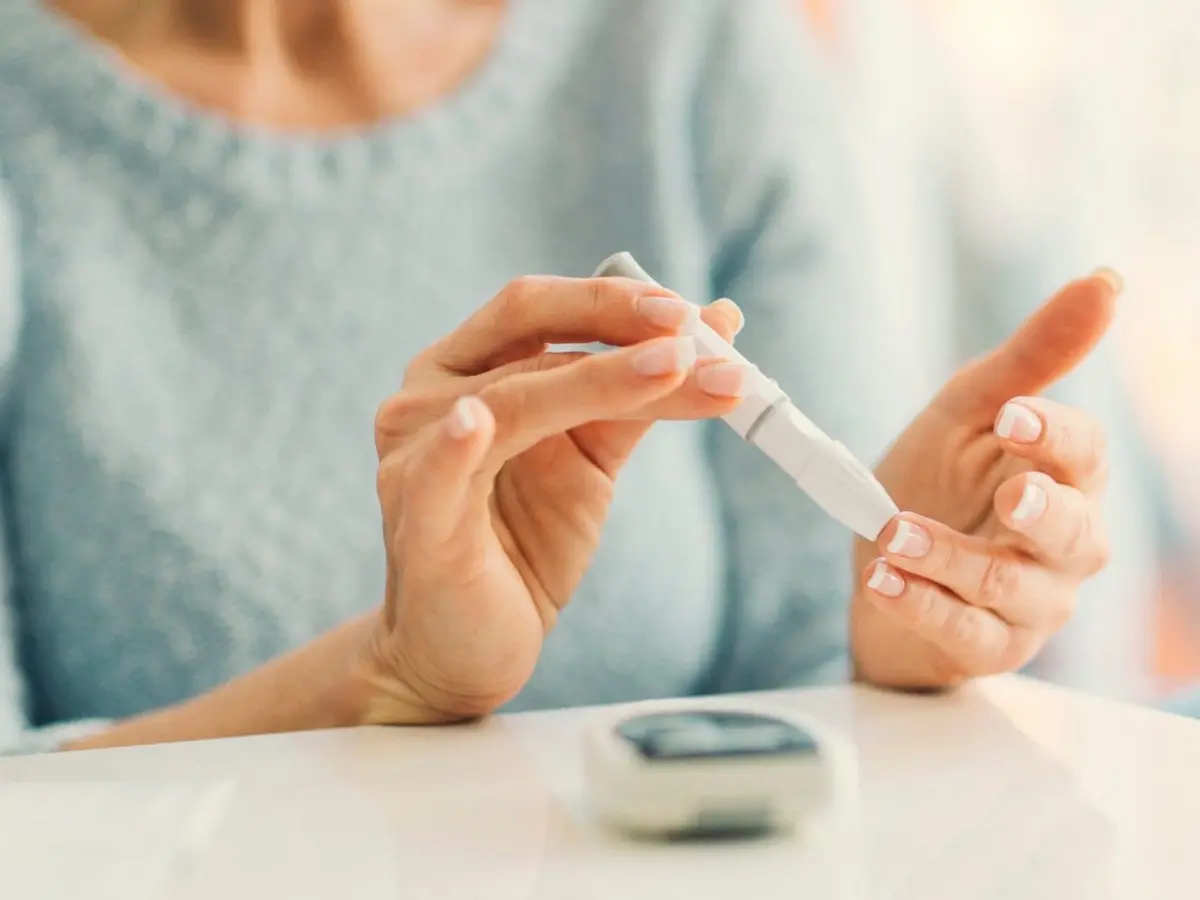 Persona mayor caminando por un parque tranquilo al amanecer